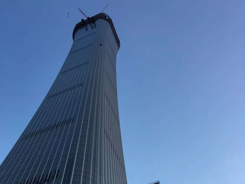 中國(guó)尊大(dà)廈屋頂幕牆吊裝系統