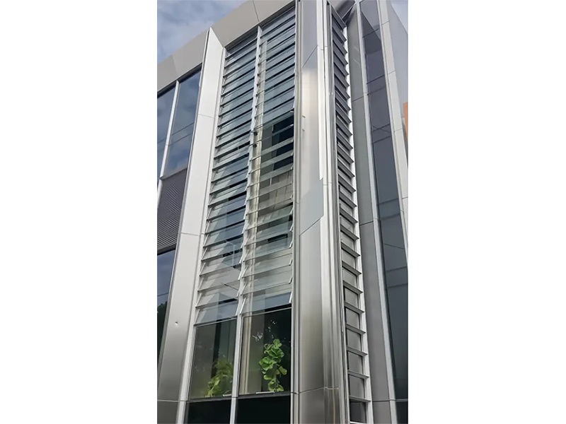 華興超高(gāo)層電(diàn)動玻璃百葉